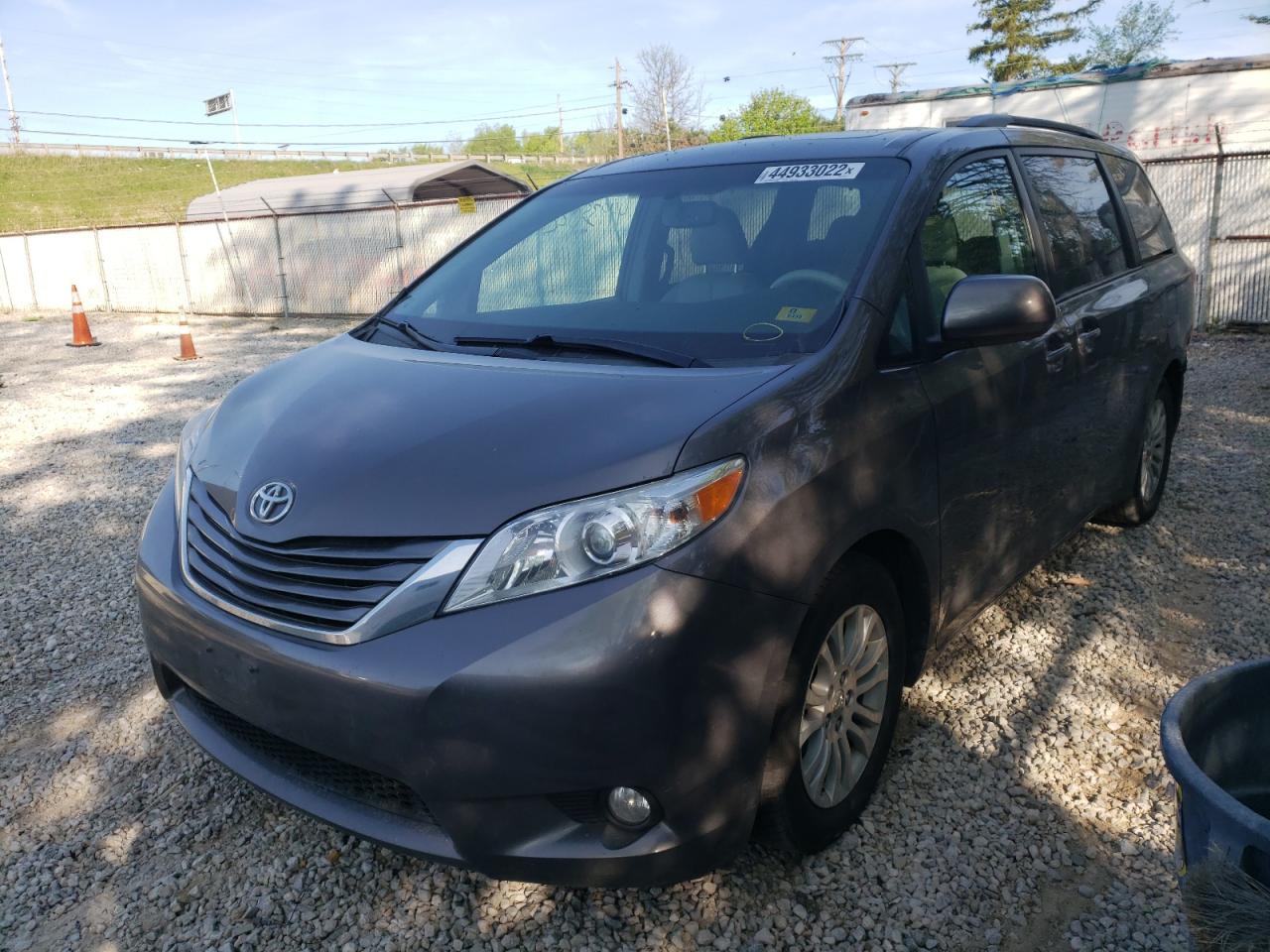 Photo 2 from auction – 2011 TOYOTA SIENNA XLE with VIN 5TDYK3DC9BS094608