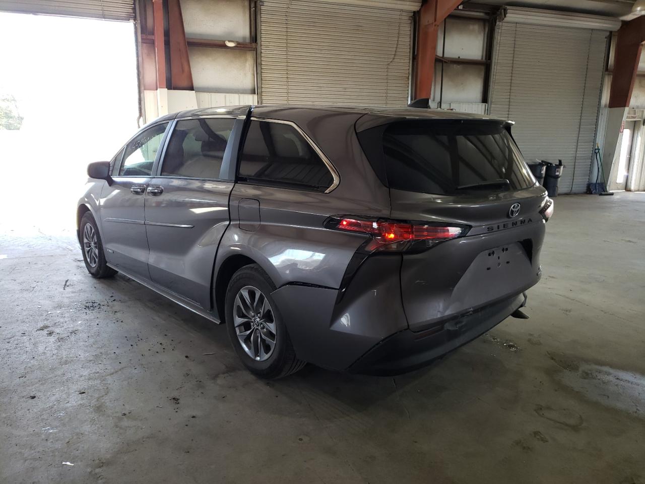 Photo 3 from auction – 2021 TOYOTA SIENNA LE with VIN 5TDKRKEC6MS067475