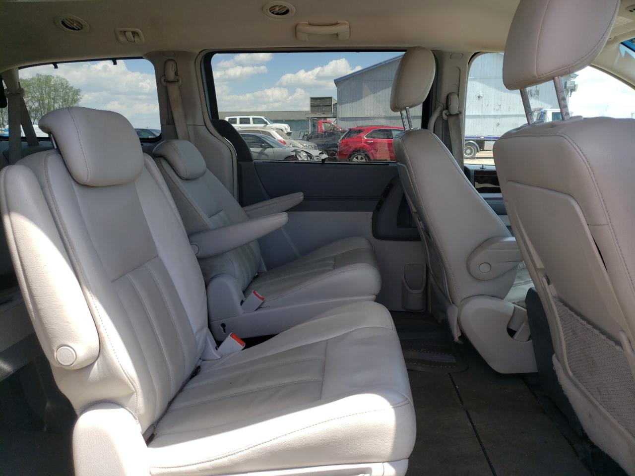 Photo 6 from auction – 2010 CHRYSLER TOWN & COU with VIN 2A4RR5DXXAR201049