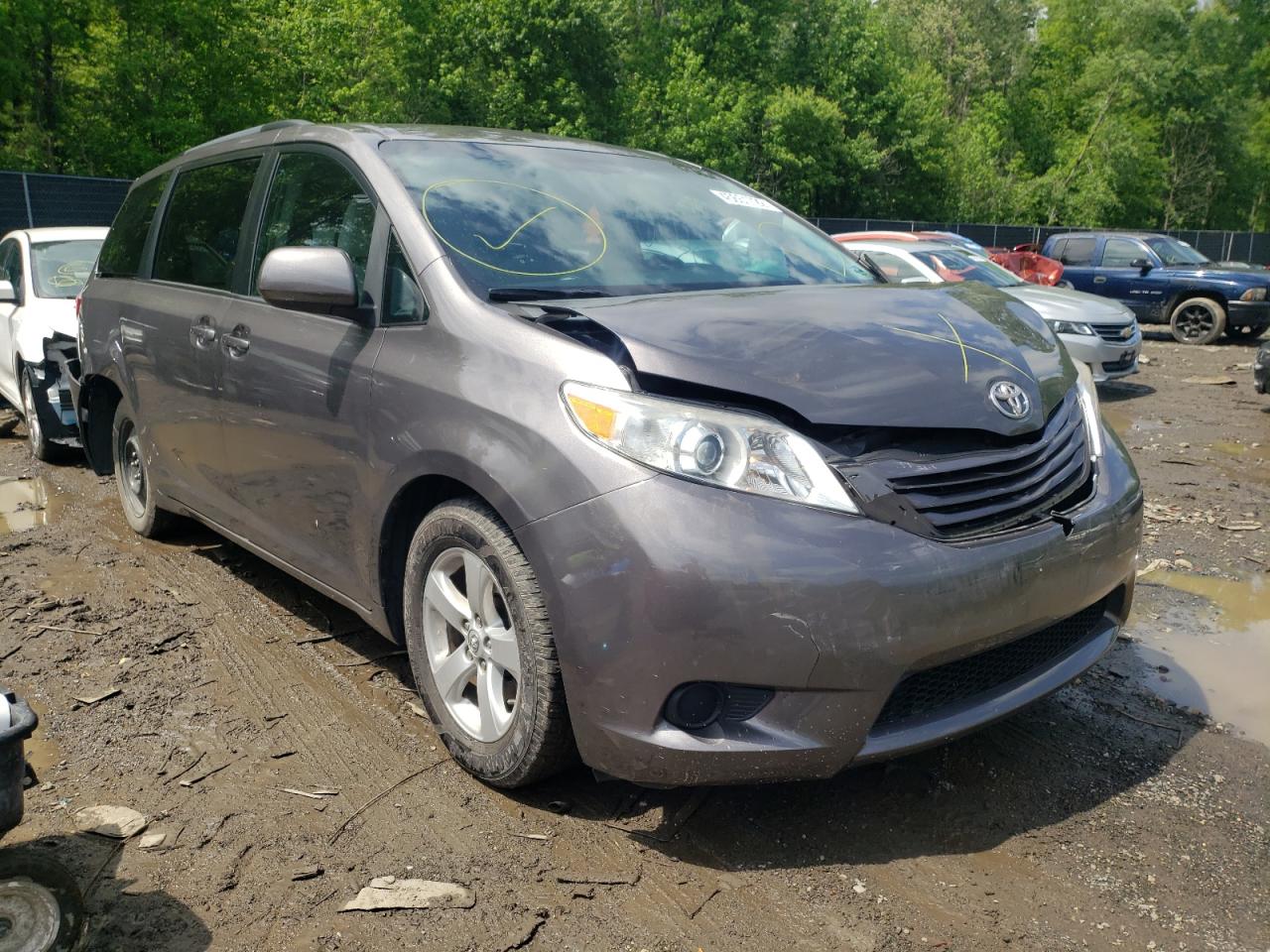 Photo 13 from auction – 2015 TOYOTA SIENNA LE with VIN 5TDKK3DC8FS649172