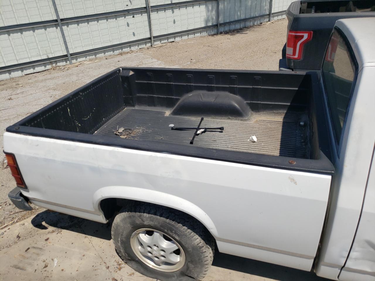 Photo 6 from auction – 1995 DODGE DAKOTA with VIN 1B7FL26X3SW949771