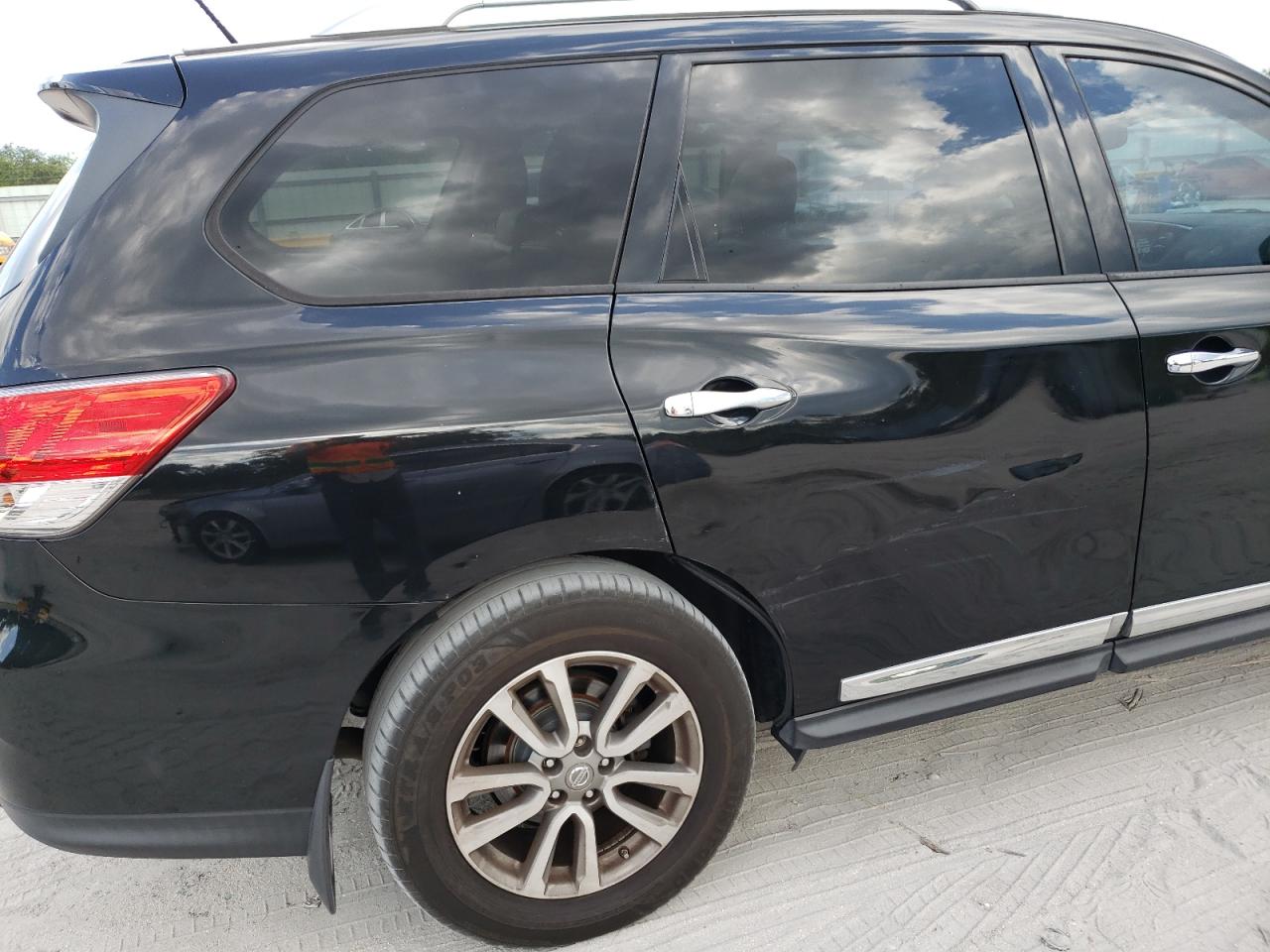 Photo 9 from auction – 2015 NISSAN PATHFINDER with VIN 5N1AR2MNXFC708657