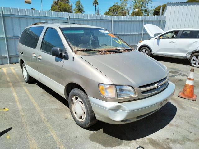 TOYOTA SIENNA LE 2000 with VIN 4T3ZF13C1YU227433 - Photo from auction