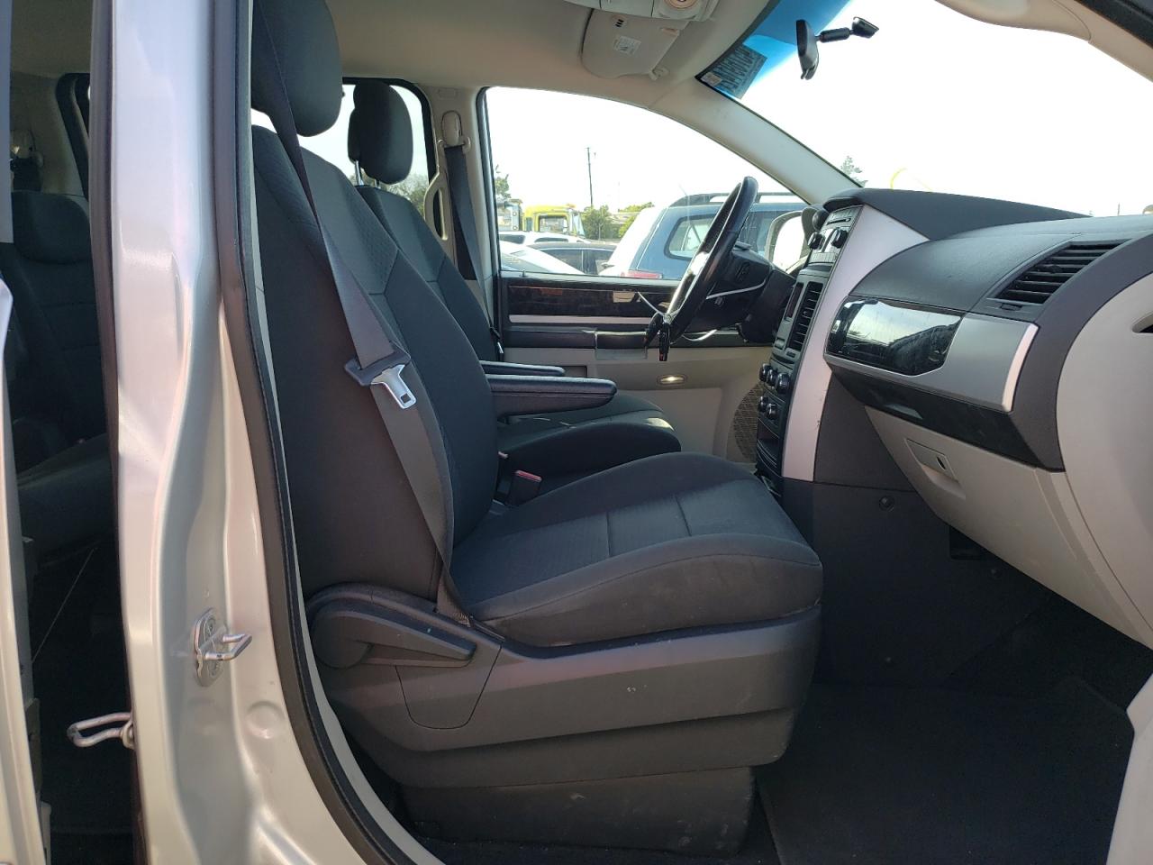 Photo 5 from auction – 2010 DODGE CARAVAN with VIN 2D4RN5D19AR444996