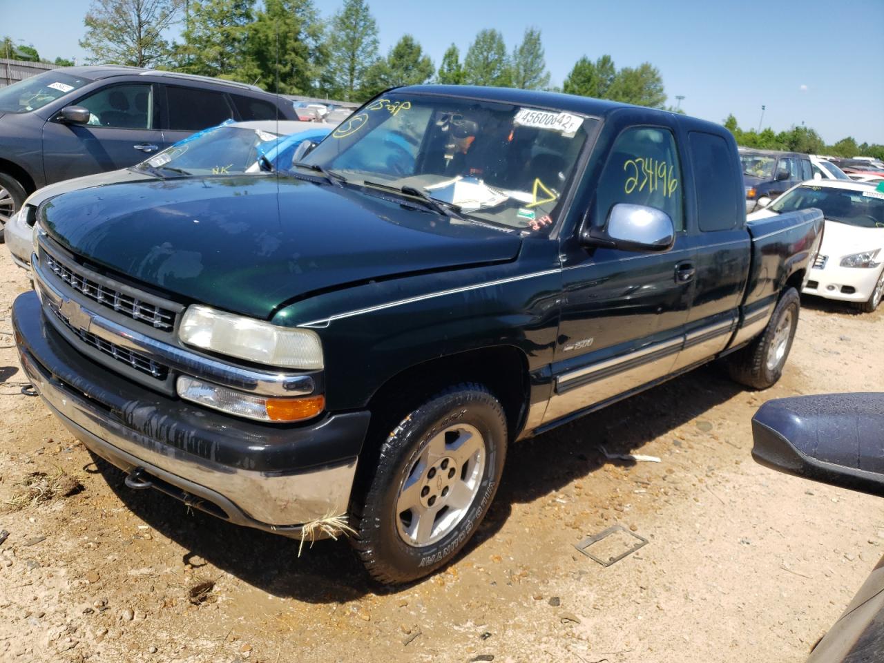 Фото 2 с аукциона – 2002 CHEVROLET SILVERADO с VIN 1GCEK19T92E170401