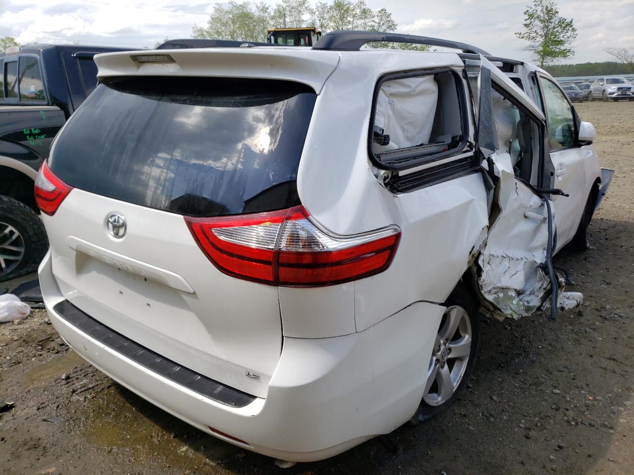 Photo 4 from auction – 2015 TOYOTA SIENNA LE with VIN 5TDKK3DC2FS579667