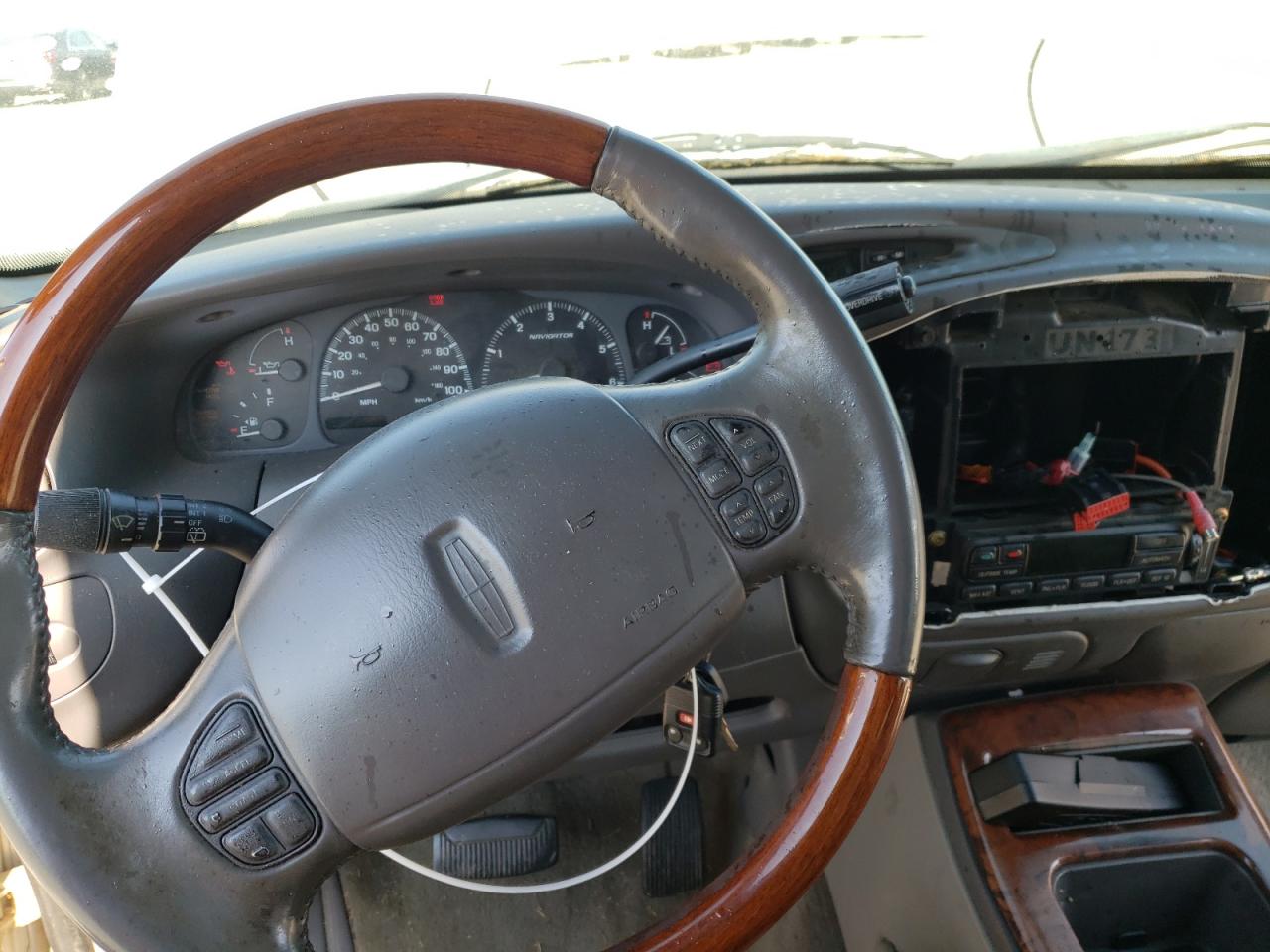 Photo 9 from auction – 2000 LINCOLN NAVIGATOR with VIN 5LMEU27A5YLJ39046