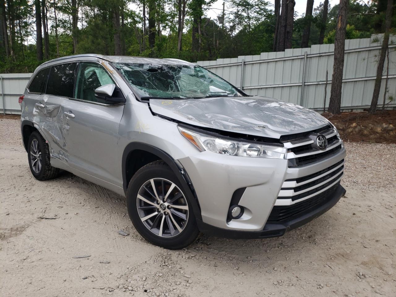 TOYOTA HIGHLANDER 2018 with VIN 5TDKZRFH4JS269729 - Photo from auction