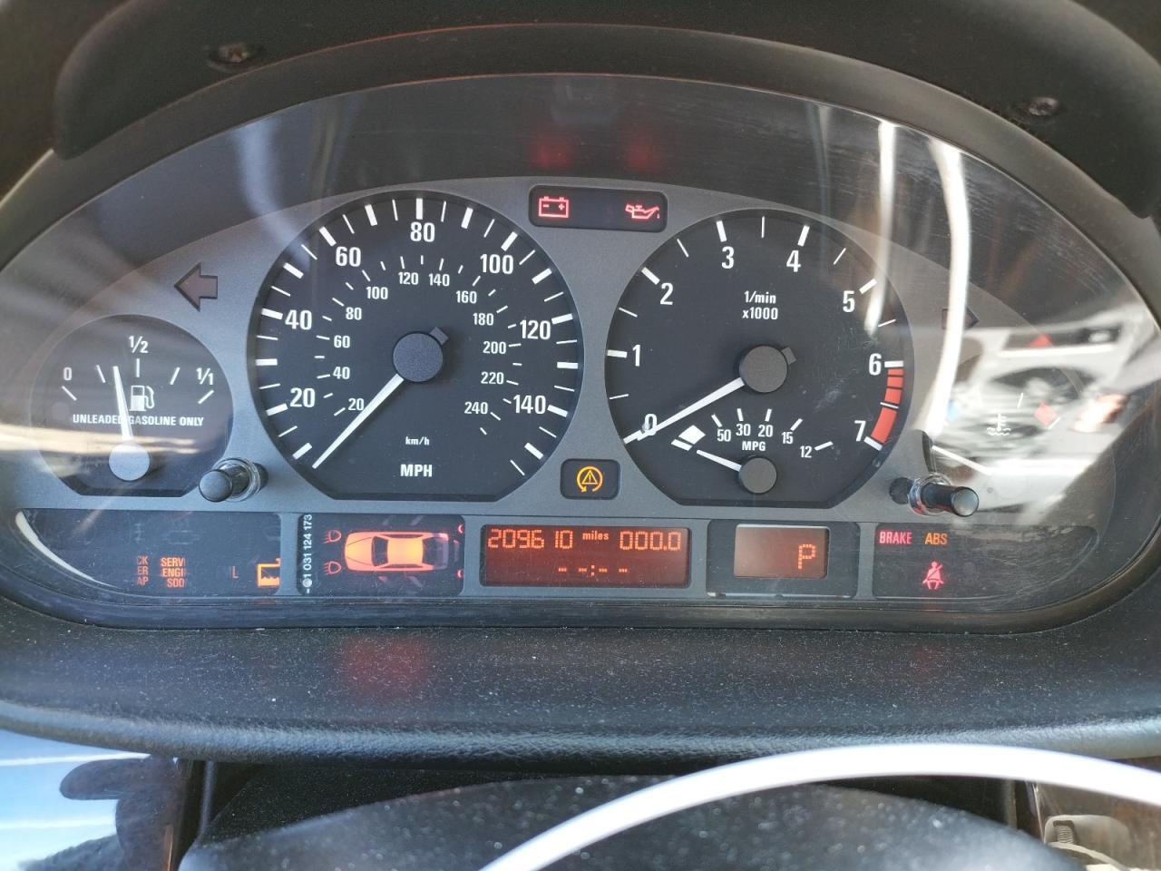 Photo 8 from auction – 2001 BMW 325 IT with VIN WBAAW33431ET42322