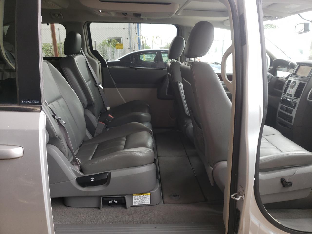 Photo 6 from auction – 2010 CHRYSLER TOWN & COU with VIN 2A4RR5D19AR226889