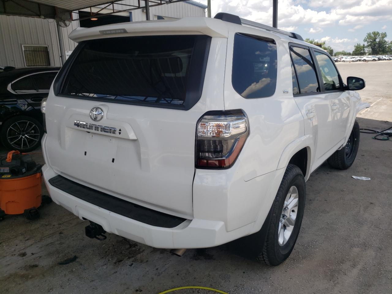 Photo 4 from auction – 2022 TOYOTA 4RUNNER SR with VIN JTEEU5JR8N5261130