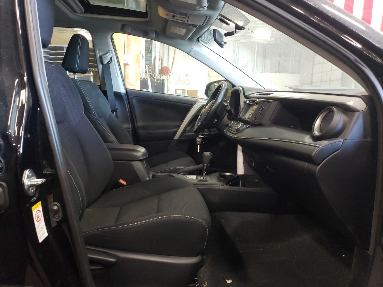 Photo 5 from auction – 2016 TOYOTA RAV4 XLE with VIN 2T3WFREV4GW270260