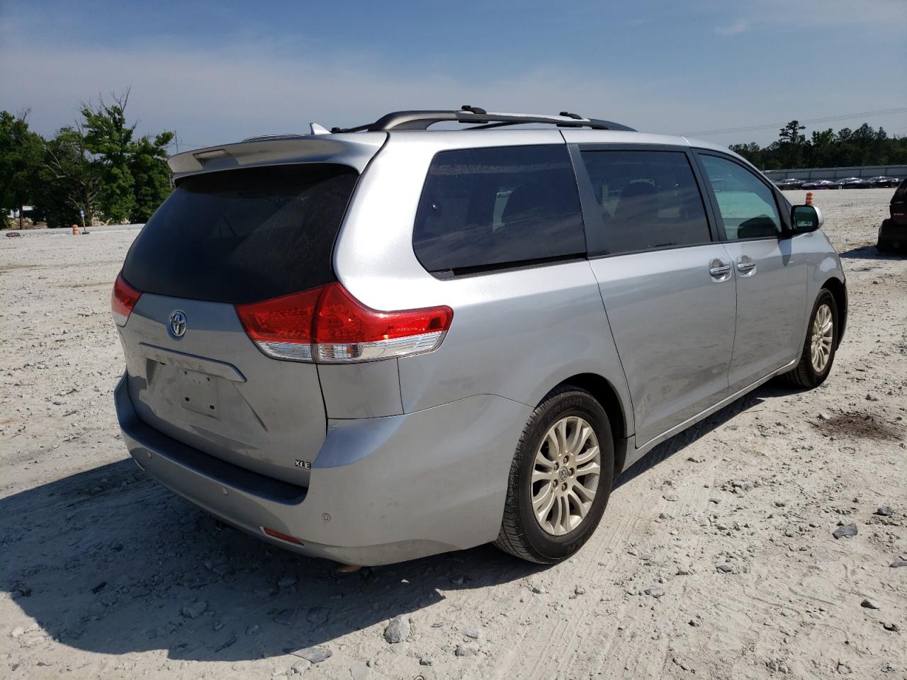 Photo 4 from auction – 2011 TOYOTA SIENNA XLE with VIN 5TDYK3DC8BS124360