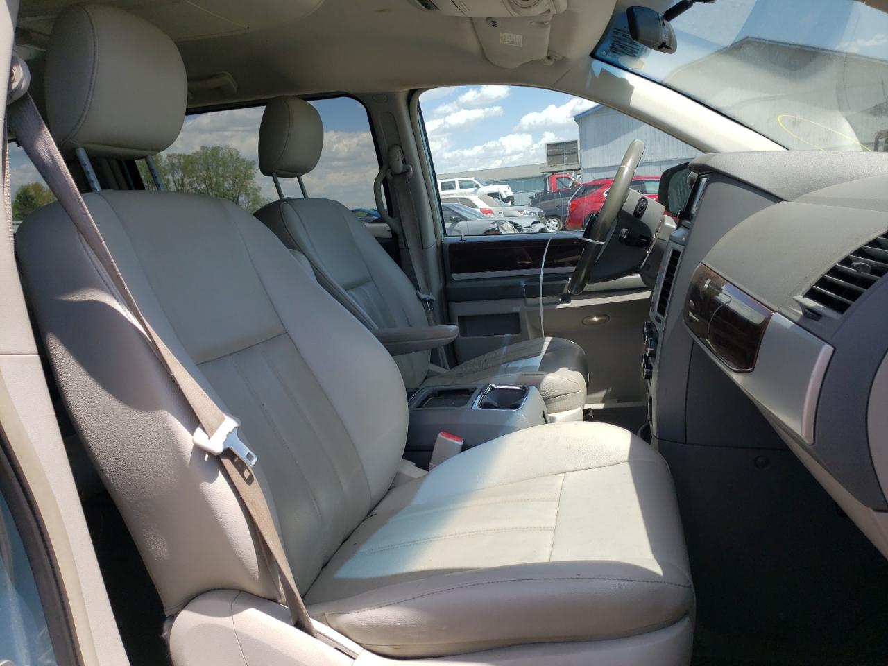 Photo 5 from auction – 2010 CHRYSLER TOWN & COU with VIN 2A4RR5DXXAR201049