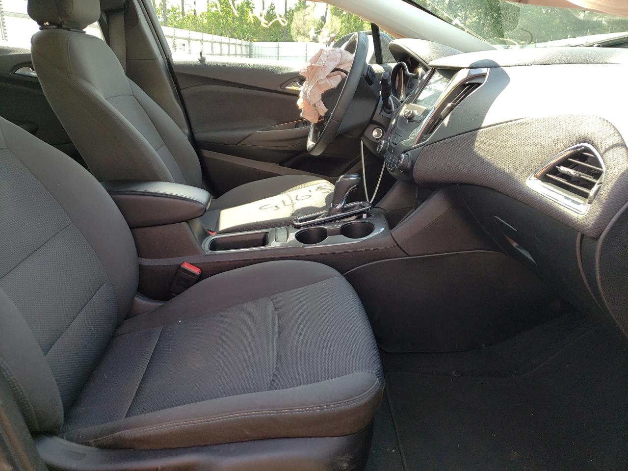 Photo 19 from auction – 2018 CHEVROLET CRUZE LT with VIN 3G1BE6SM7JS651576
