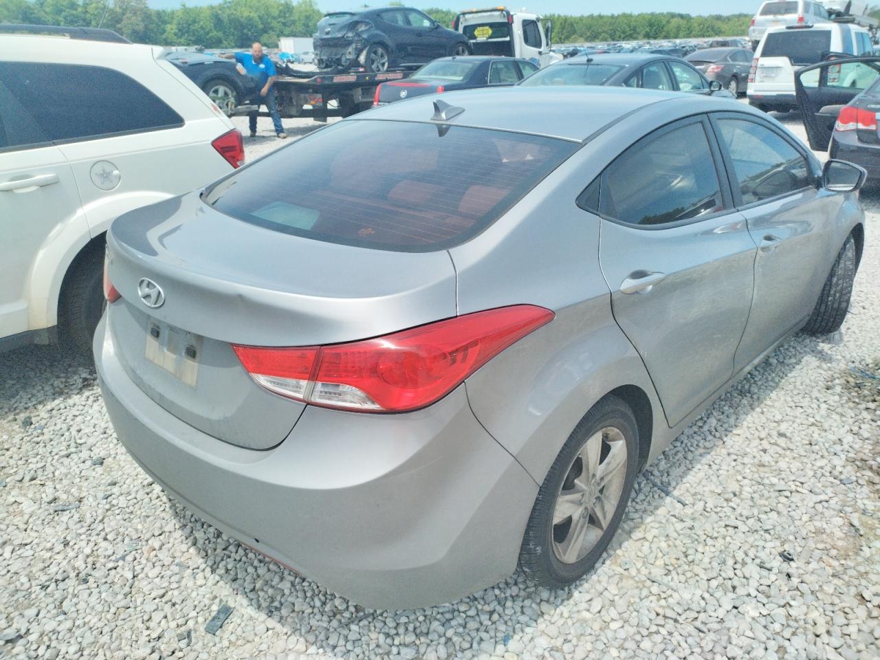 Photo 4 from auction – 2012 HYUNDAI ELANTRA GL with VIN KMHDH4AE4CU335945
