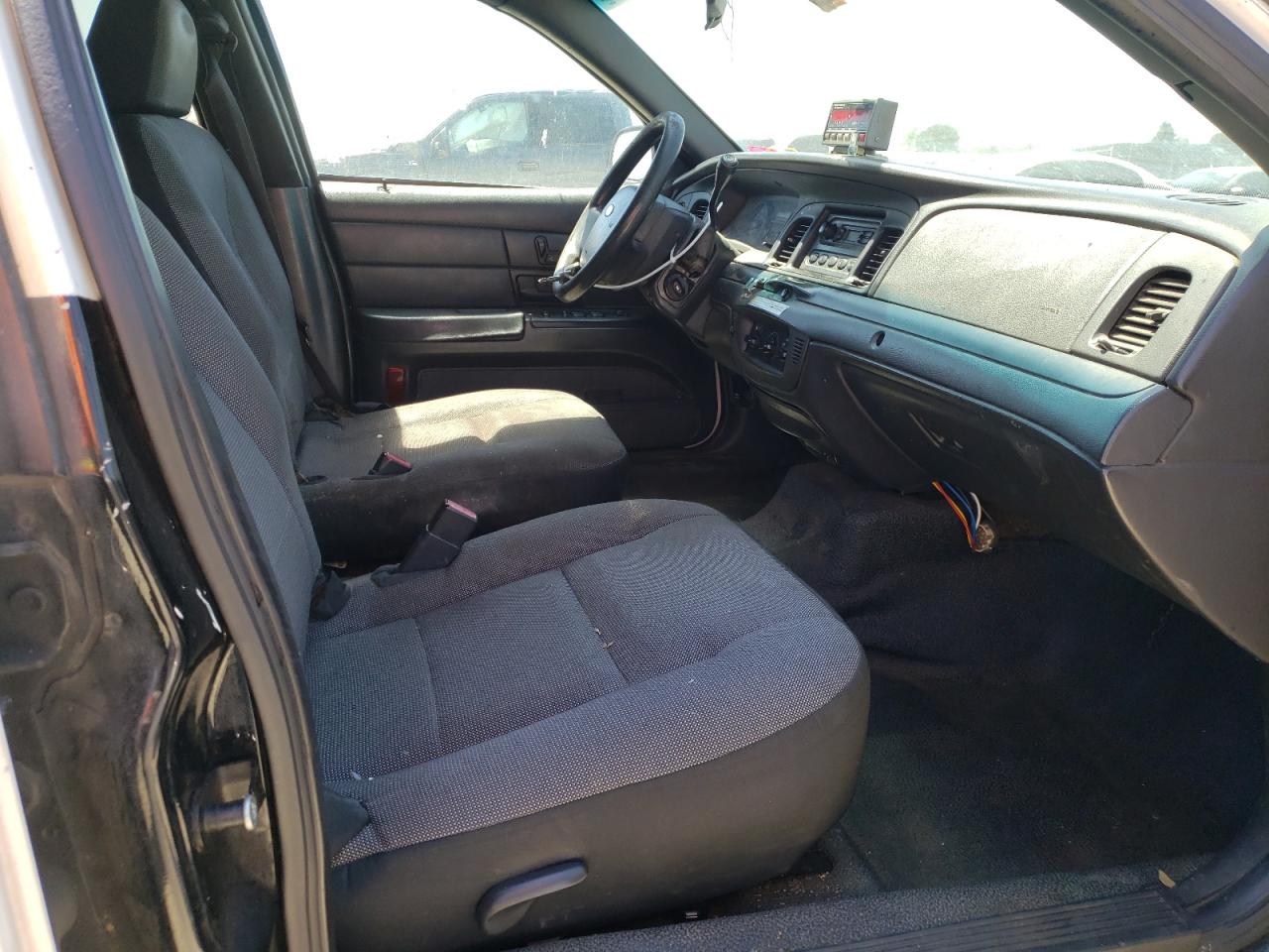 Photo 5 from auction – 2007 FORD CROWN VICT with VIN 2FAHP71W97X128295