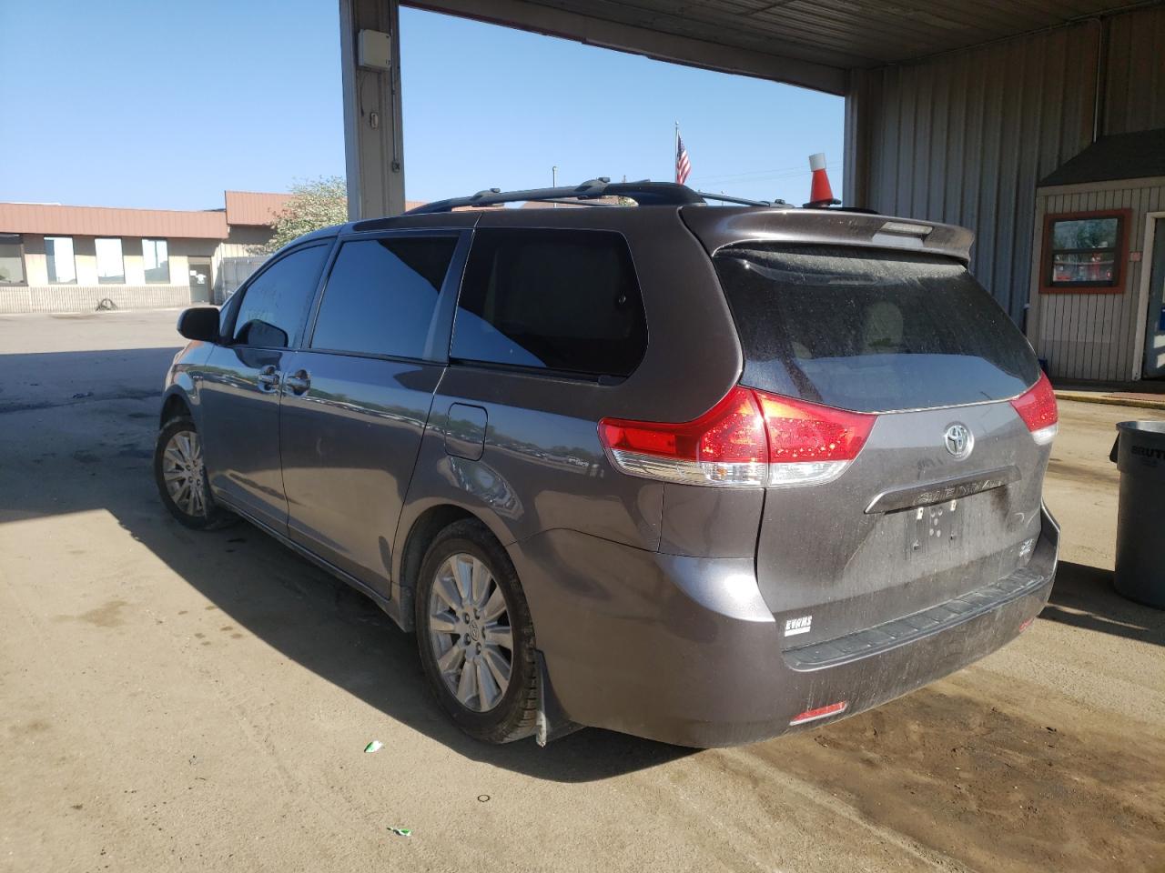 Photo 3 from auction – 2014 TOYOTA SIENNA XLE with VIN 5TDDK3DC2ES087681