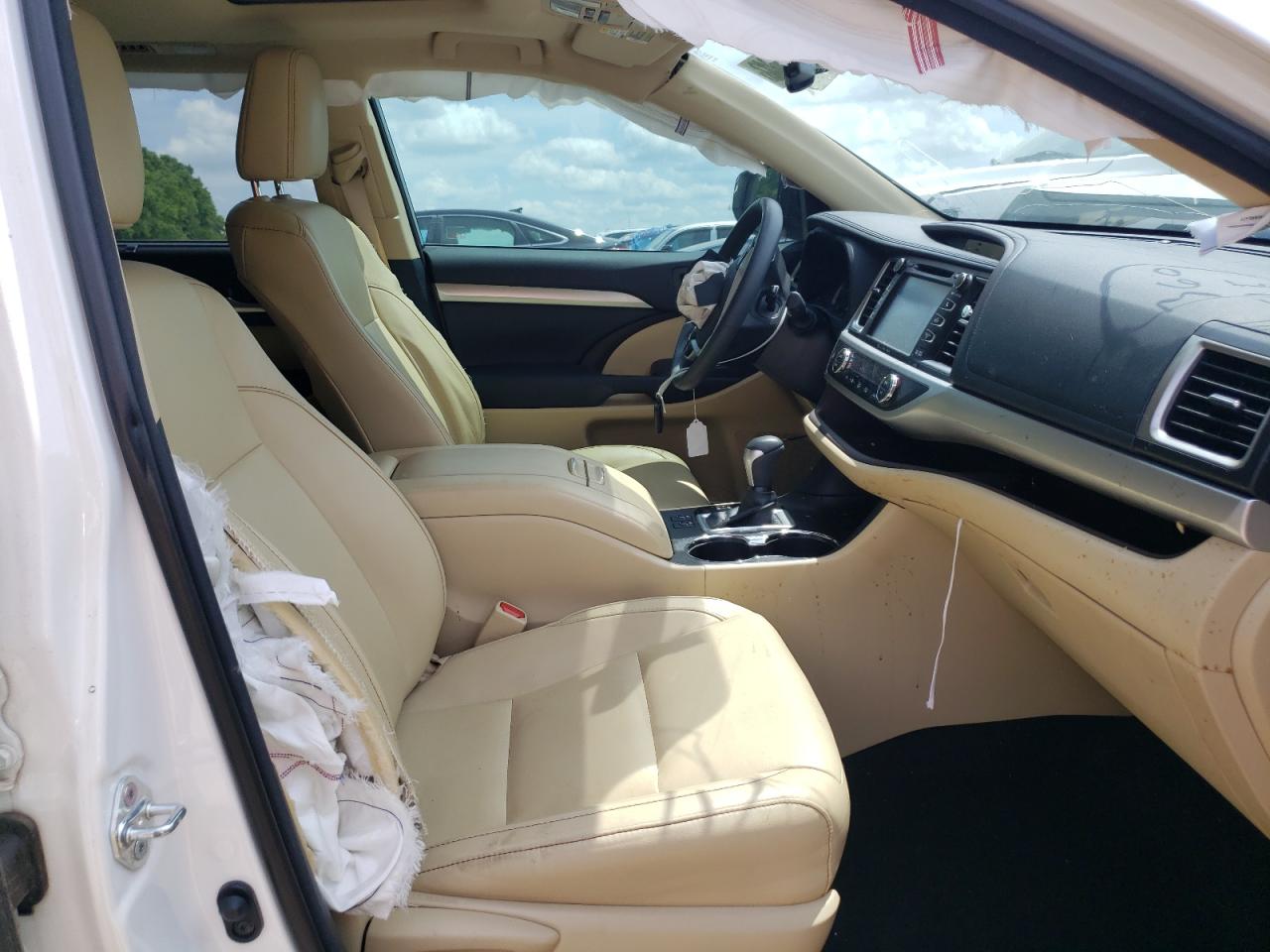 Photo 5 from auction – 2016 TOYOTA HIGHLANDER with VIN 5TDKKRFHXGS164366