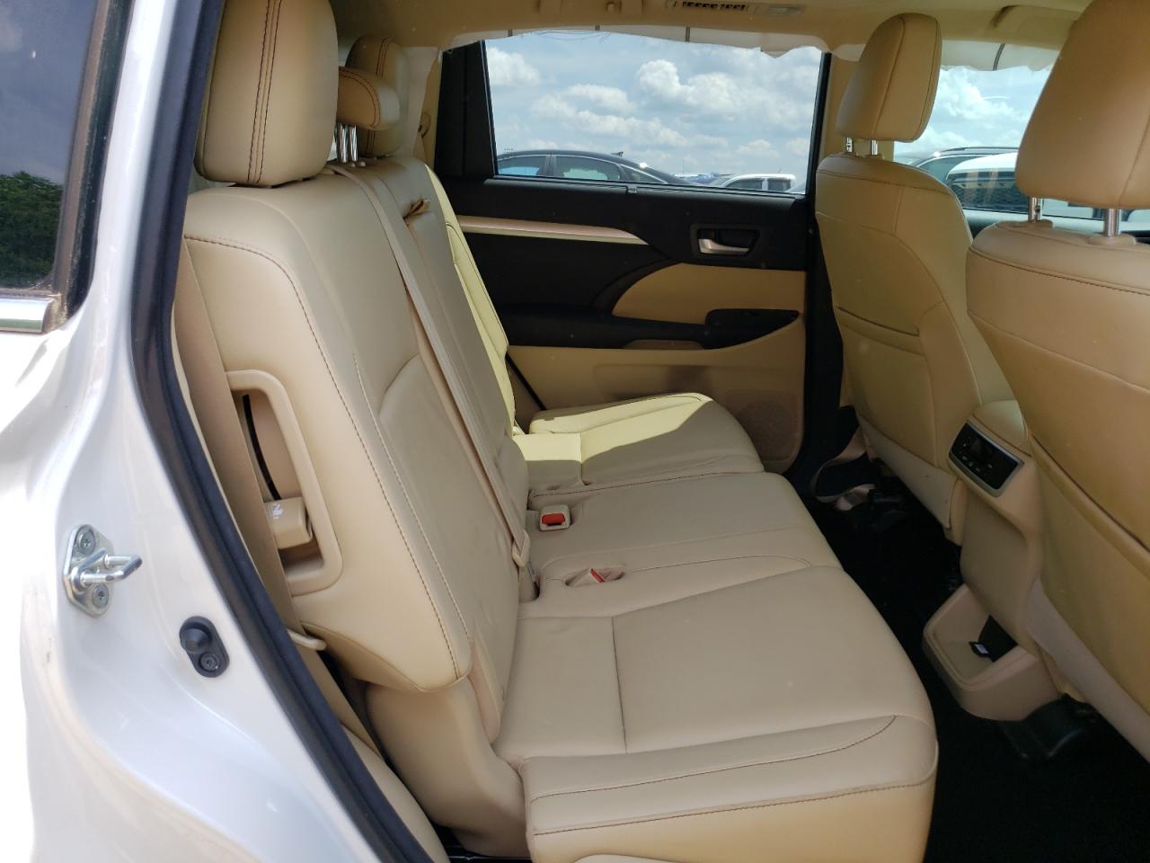 Photo 6 from auction – 2016 TOYOTA HIGHLANDER with VIN 5TDKKRFHXGS164366