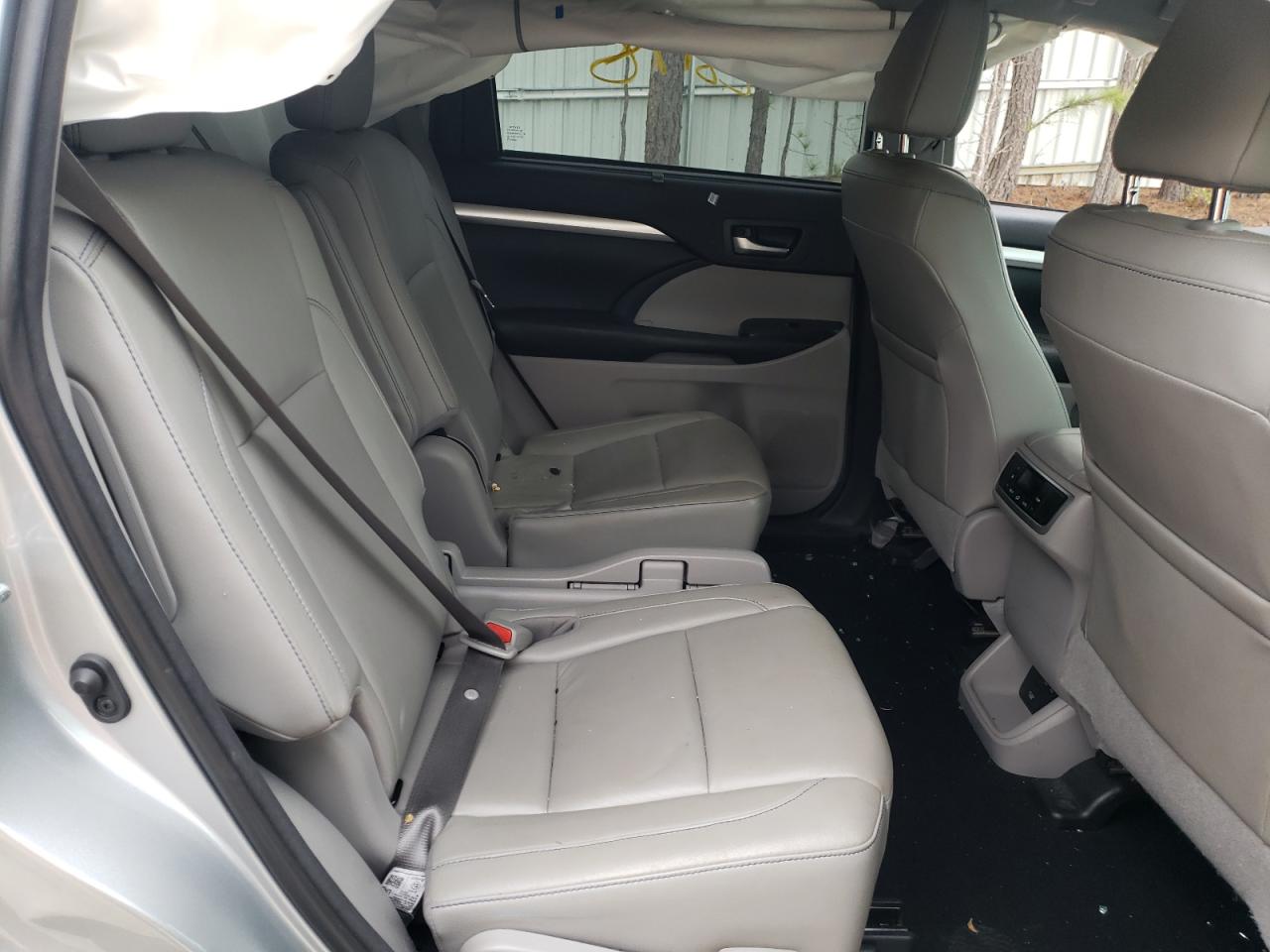 Photo 6 from auction – 2018 TOYOTA HIGHLANDER with VIN 5TDKZRFH4JS269729