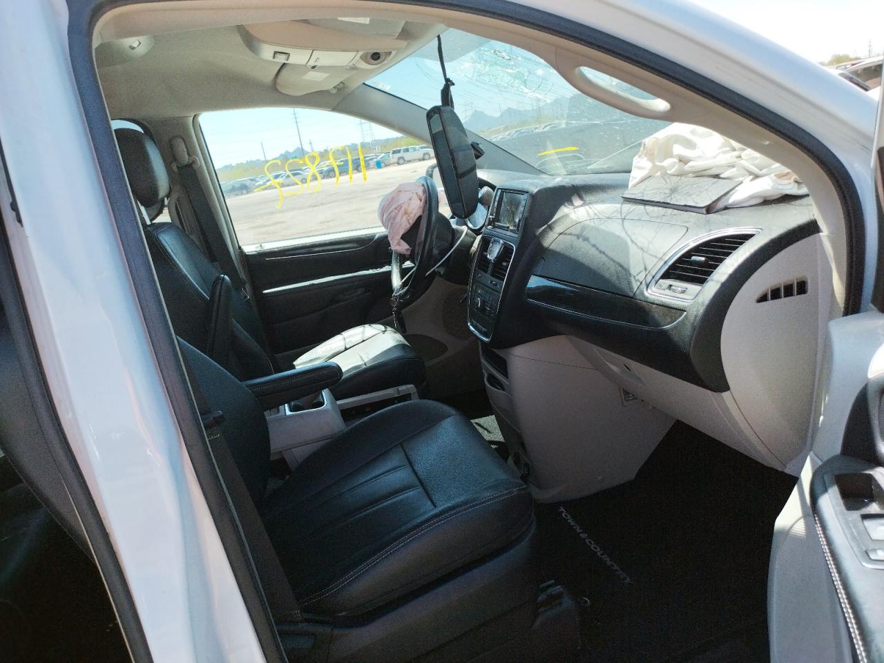 Photo 5 from auction – 2015 CHRYSLER TOWN & COU with VIN 2C4RC1BG5FR601790