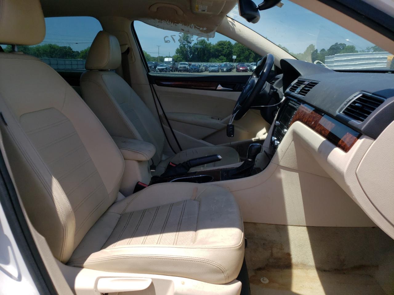 Photo 5 from auction – 2013 VOLKSWAGEN PASSAT SEL with VIN 1VWCH7A32DC004897