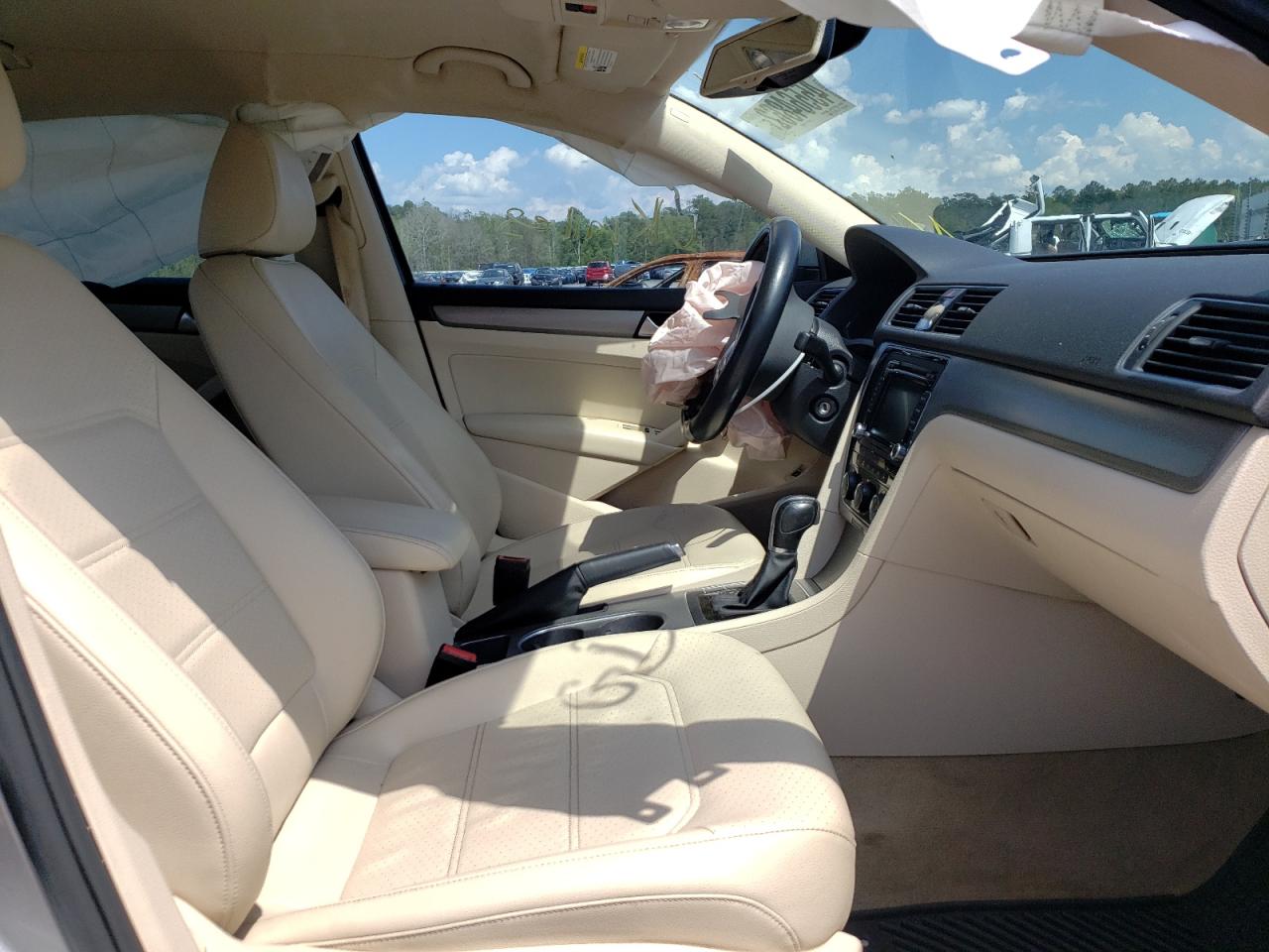 Photo 5 from auction – 2014 VOLKSWAGEN PASSAT SE with VIN 1VWBS7A34EC050553