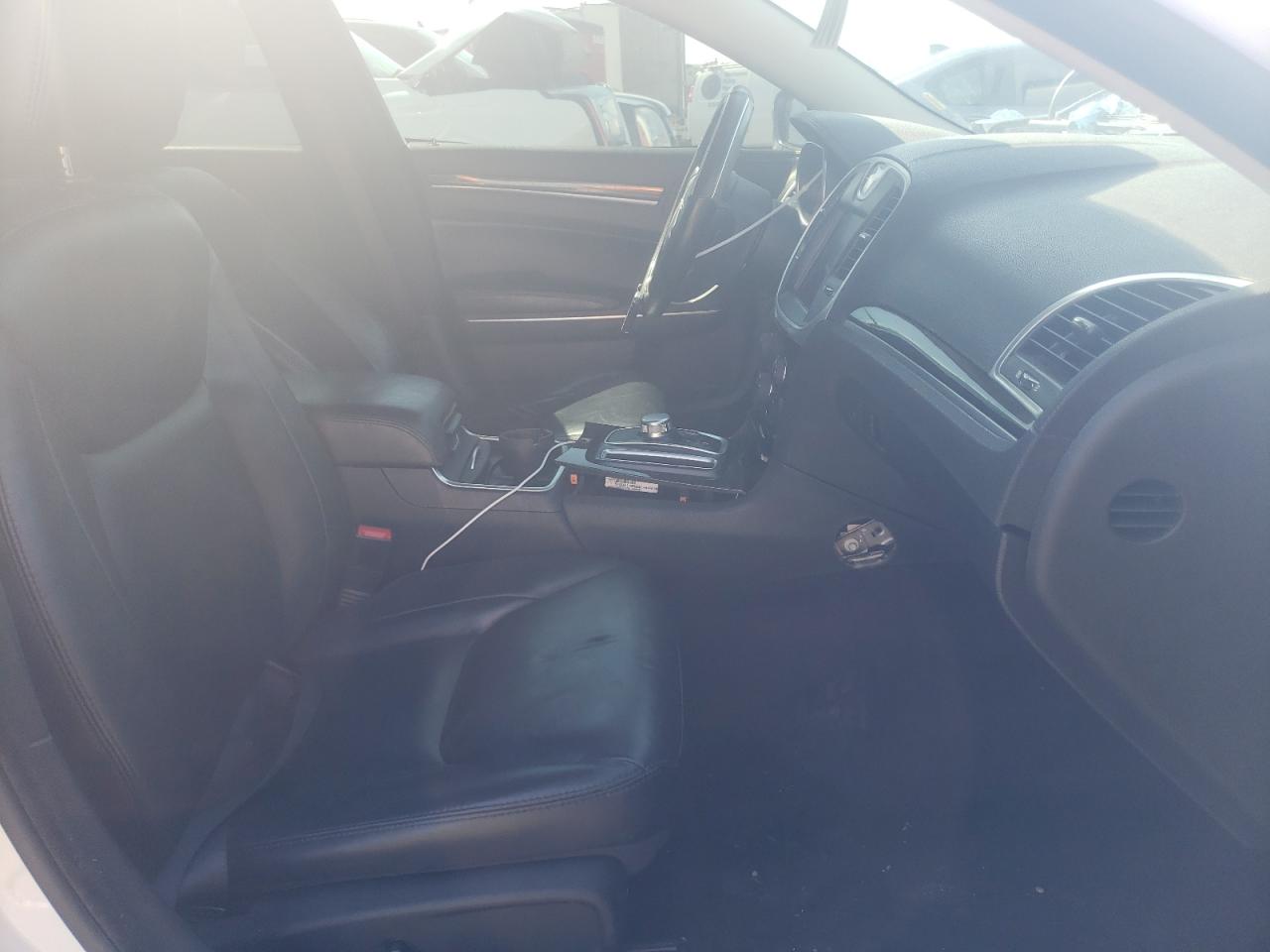 Photo 5 from auction – 2016 CHRYSLER 300 LIMITE with VIN 2C3CCARG4GH164551