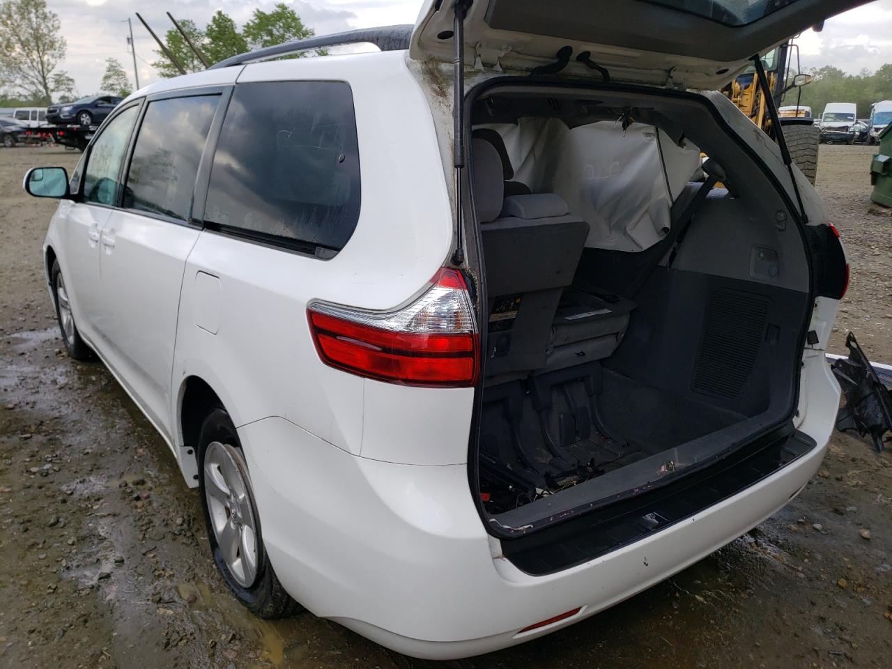 Photo 3 from auction – 2015 TOYOTA SIENNA LE with VIN 5TDKK3DC2FS579667