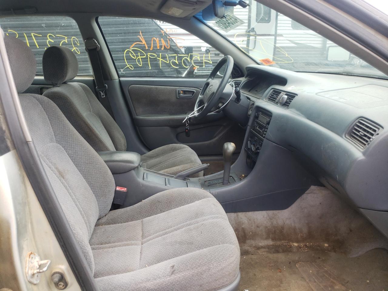 Photo 5 from auction – 2000 TOYOTA CAMRY CE with VIN 4T1BG22K8YU690028