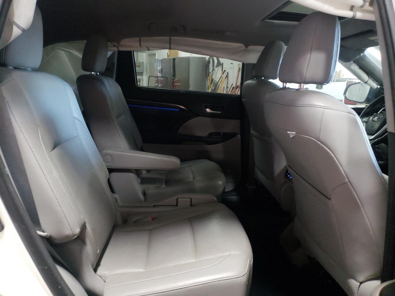 Photo 6 from auction – 2015 TOYOTA HIGHLANDER with VIN 5TDDKRFH7FS093926