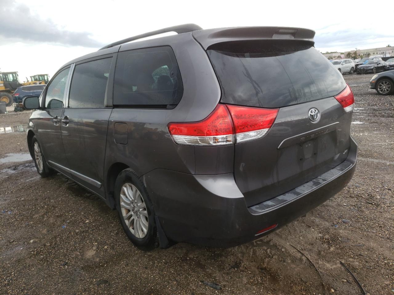 Photo 3 from auction – 2011 TOYOTA SIENNA XLE with VIN 5TDYK3DC8BS126836