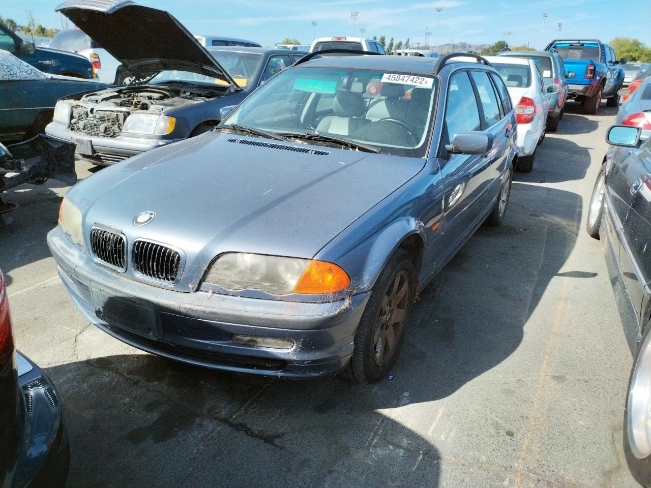Photo 2 from auction – 2001 BMW 325 IT with VIN WBAAW33431ET42322