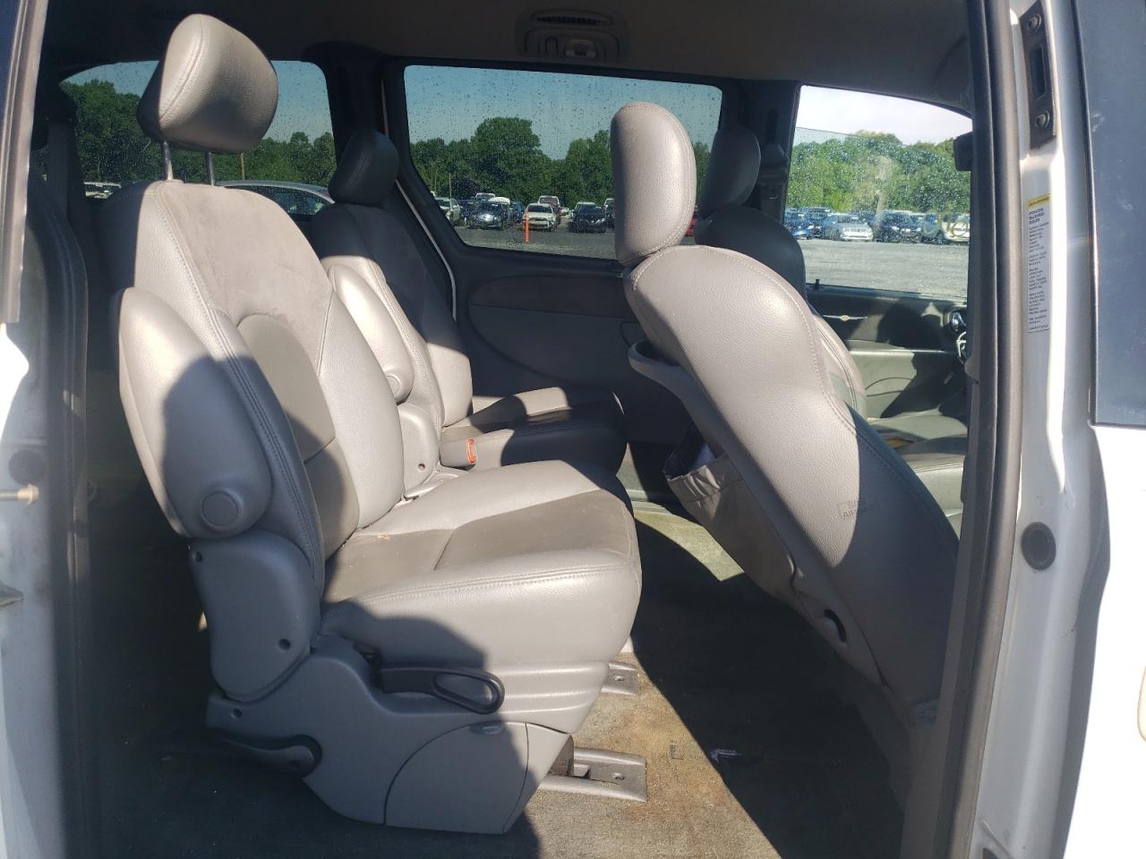 Photo 16 from auction – 2004 CHRYSLER TOWN & COU with VIN 2C8GP64L94R585995