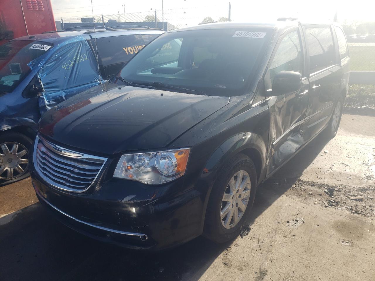 Photo 2 from auction – 2016 CHRYSLER TOWN & COU with VIN 2C4RC1BG0GR166310