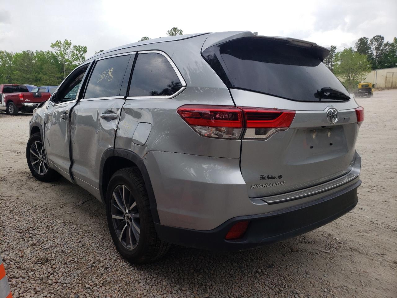Photo 3 from auction – 2018 TOYOTA HIGHLANDER with VIN 5TDKZRFH4JS269729