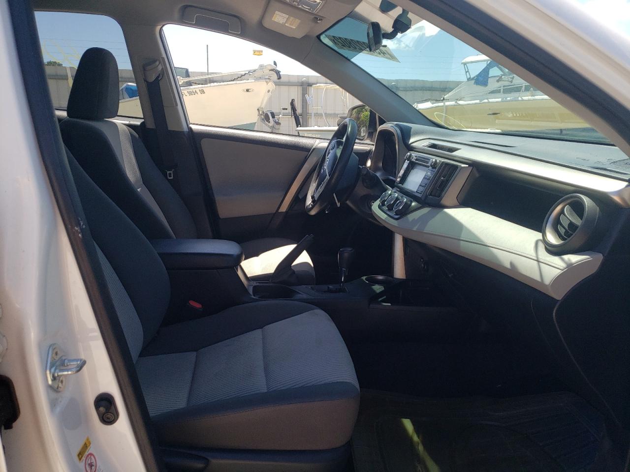 Photo 5 from auction – 2015 TOYOTA RAV4 LE with VIN JTMZFREV9FD055207