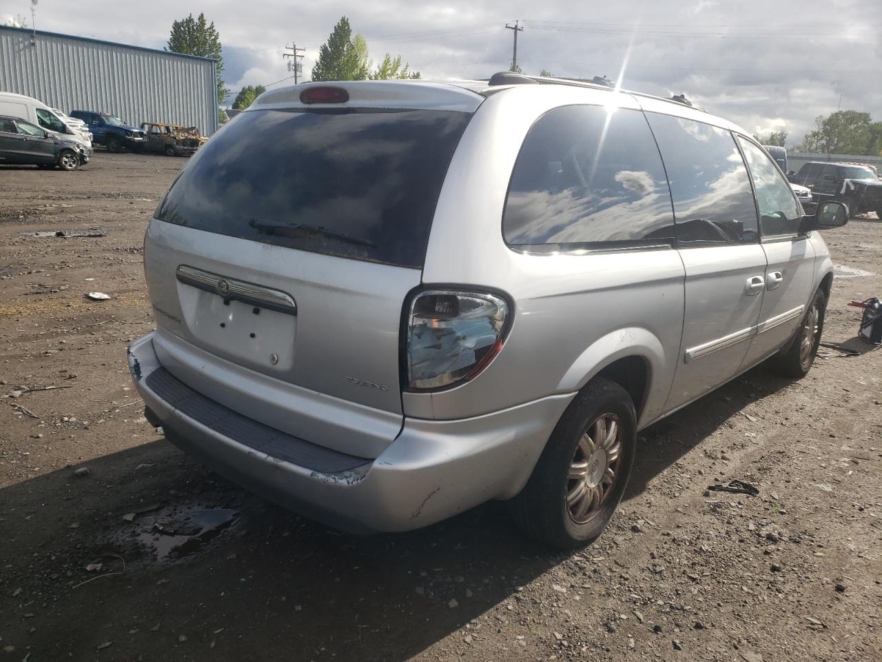 Photo 4 from auction – 2005 CHRYSLER TOWN & COU with VIN 2C4GP54L75R268049