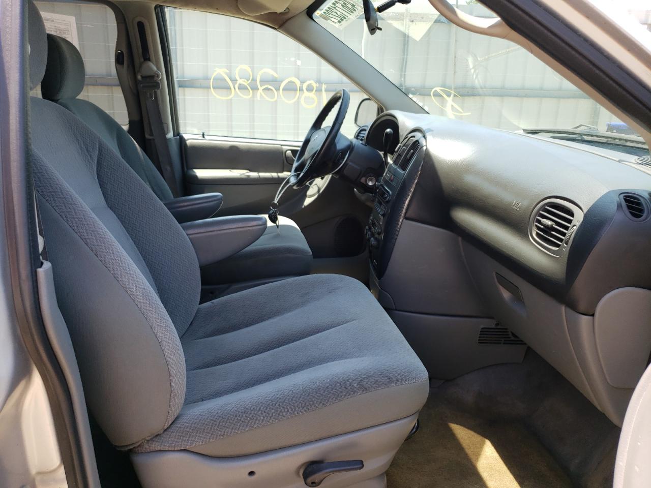 Photo 5 from auction – 2005 DODGE GRAND CARA with VIN 2D4GP44L85R266579