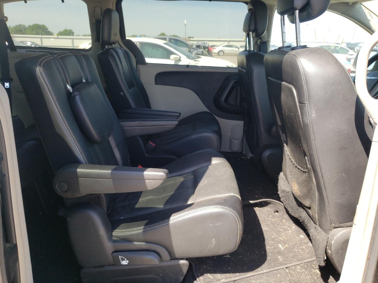 Photo 6 from auction – 2014 CHRYSLER TOWN & COU with VIN 2C4RC1CG8ER113172