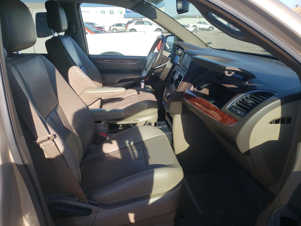 Photo 5 from auction – 2014 CHRYSLER TOWN & COU with VIN 2C4RC1BG4ER269243