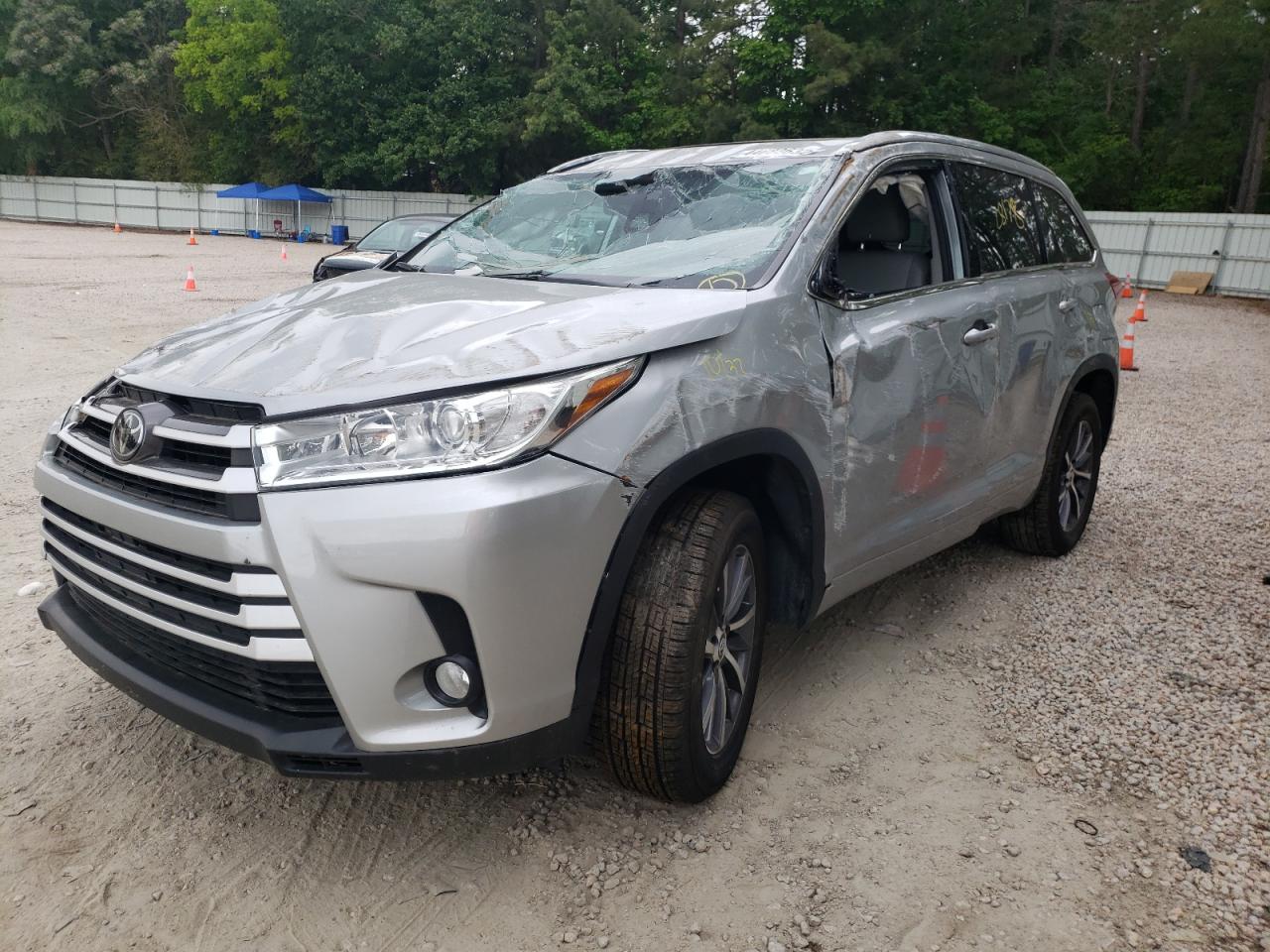 Фото 2 с аукциона – 2018 TOYOTA HIGHLANDER с VIN 5TDKZRFH4JS269729