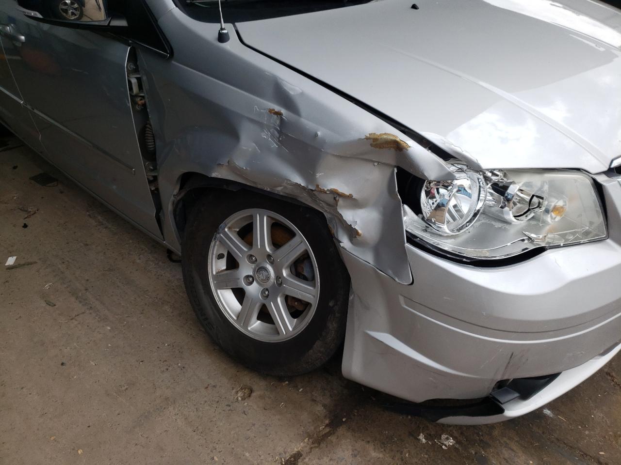 Photo 9 from auction – 2010 CHRYSLER TOWN & COU with VIN 2A4RR5D19AR226889