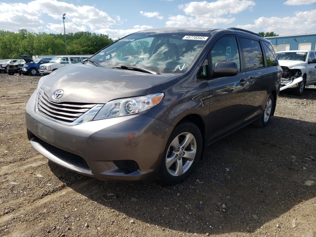 Photo 2 from auction – 2017 TOYOTA SIENNA LE with VIN 5TDKZ3DC9HS808053
