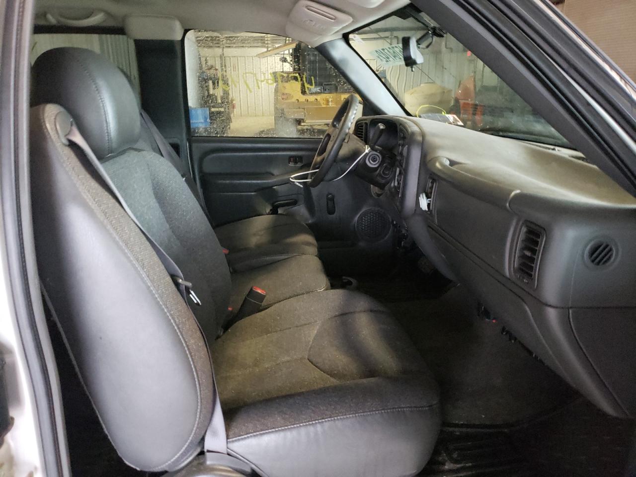 Photo 19 from auction – 2005 CHEVROLET SILVERADO with VIN 1GCEC19ZX5Z183169
