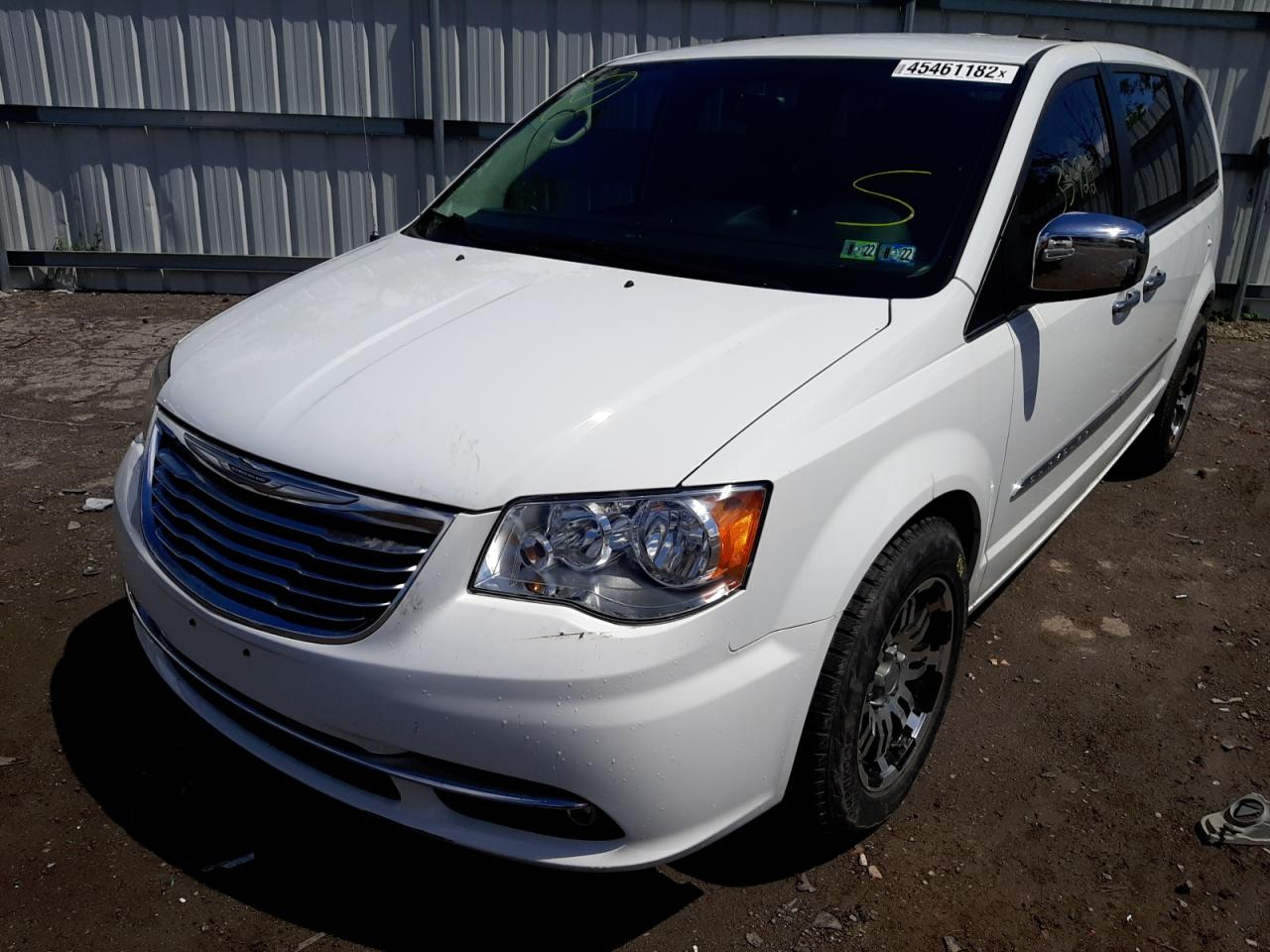 Photo 2 from auction – 2015 CHRYSLER TOWN & COU with VIN 2C4RC1BG8FR561804