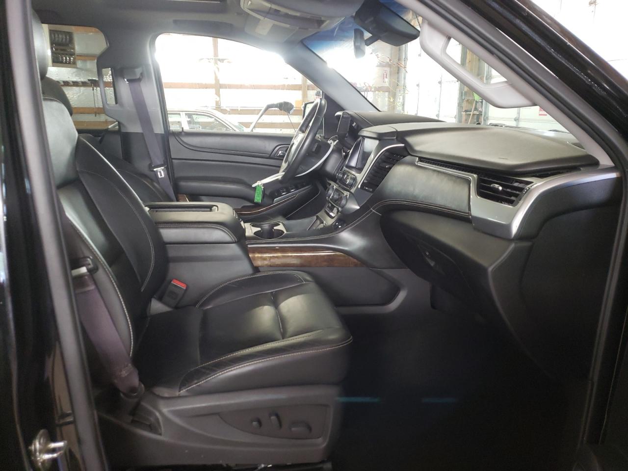 Photo 5 from auction – 2016 CHEVROLET SUBURBAN K with VIN 1GNSKHKC4GR367537