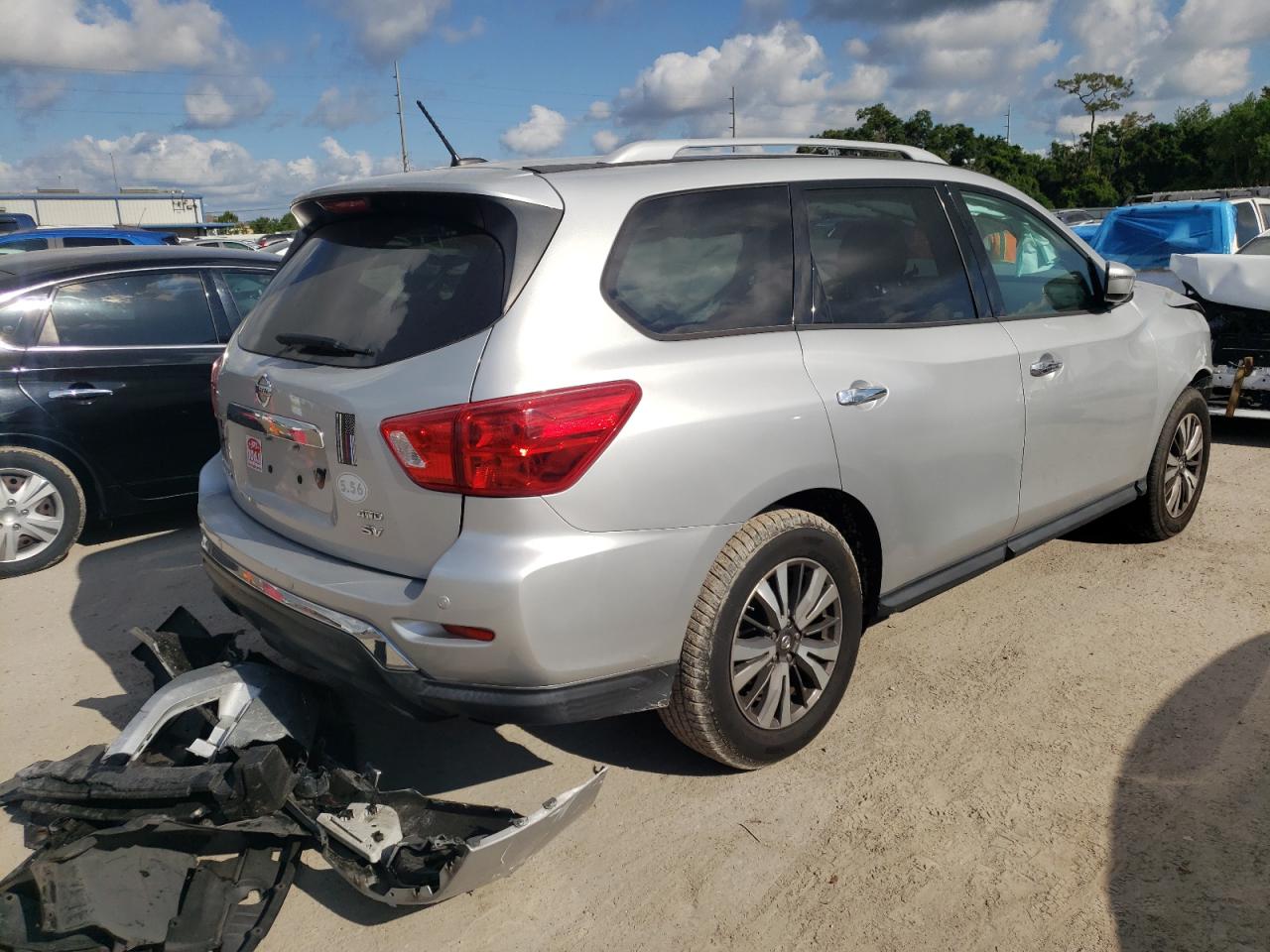 Photo 4 from auction – 2017 NISSAN PATHFINDER with VIN 5N1DR2MM0HC657533