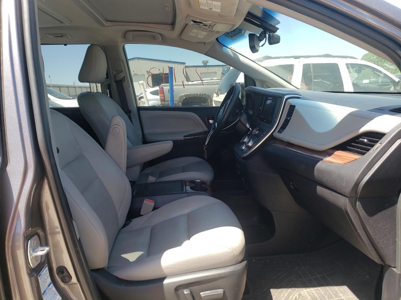 Photo 5 from auction – 2016 TOYOTA SIENNA XLE with VIN 5TDDK3DC1GS136730